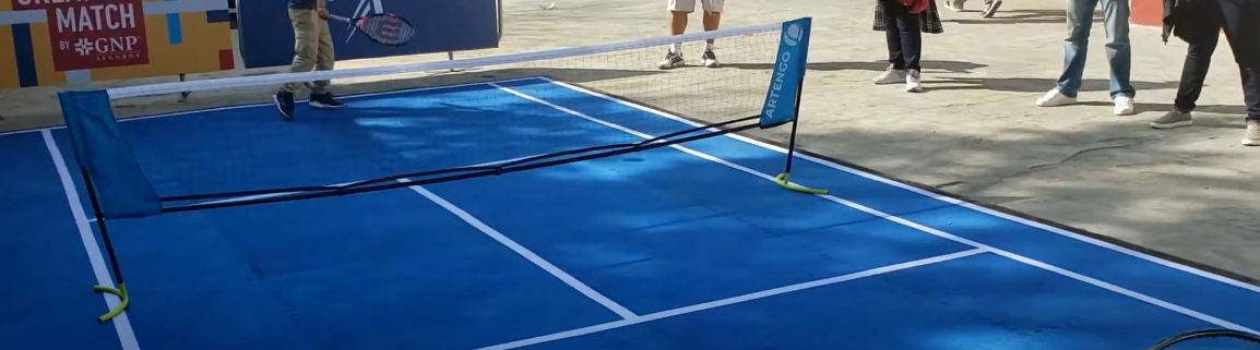 Grupo de personas jugando al mini tenis